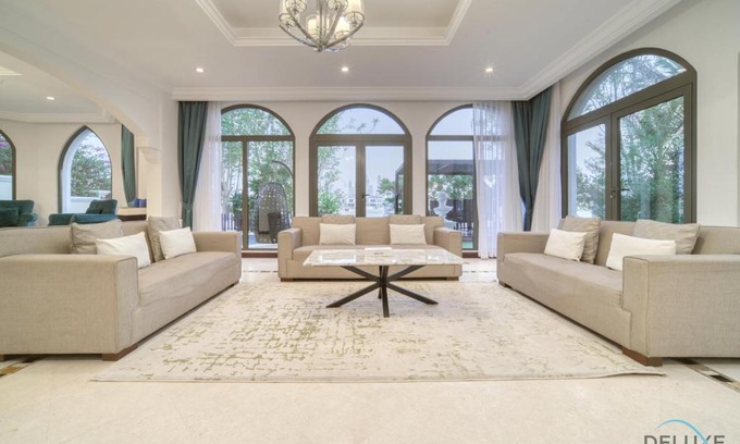 Palm Jumeirah Villa | Iconic 6BR Villa with Private Pool on Palm Jumeirah by Deluxe Holiday Homes