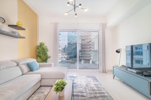 Business Bay Apartment | Luxurious 1-BR with Balcony & Views Business Bay