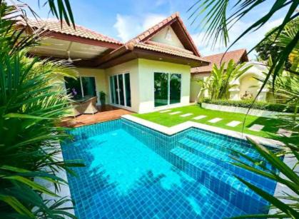 Central Pattaya Villa | Luxury Semi-2BD Pool Villa near Beach & Walking Street
