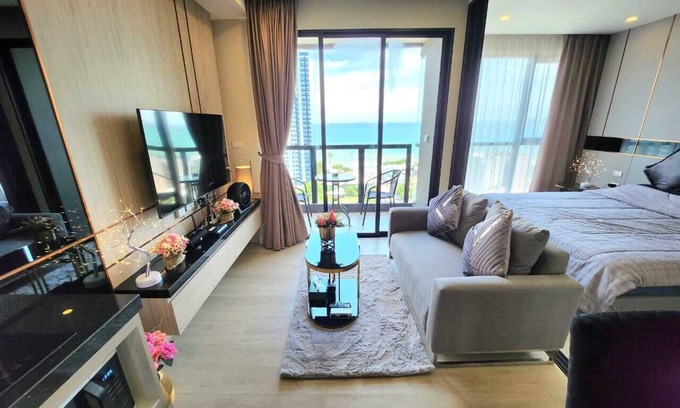 Jomtien Apartment | Luxury suite with sea view - 200 meters from the beach!