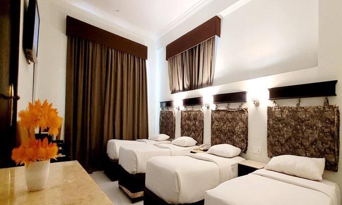 Al Muraqqabat House | Quadruple Room With Swimming Pool With Free Parking in 3 Star Hotel