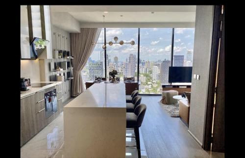 Khlong Toei Nuea Apartment | Spacious 115sqm Sleeps up to 6 Central Asoke Nana Close to MRT and BTS