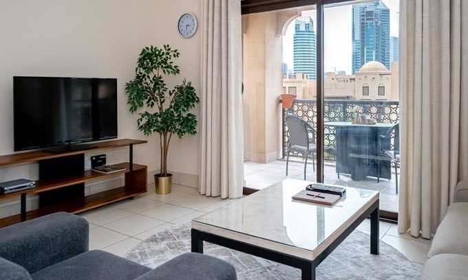 Downtown Dubai Apartment | Spacious Apt with Private Balcony in Old Town
