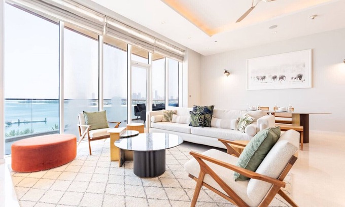 Palm Jumeirah Apartment | Stunning Sea View 3BR with Private Beach