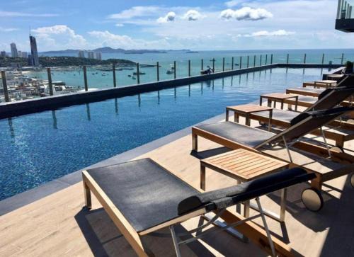 Pattaya Bay Apartment | The BASE Central Pattaya Quiet KING-Bed with Infinity Pool & Free Netflix!