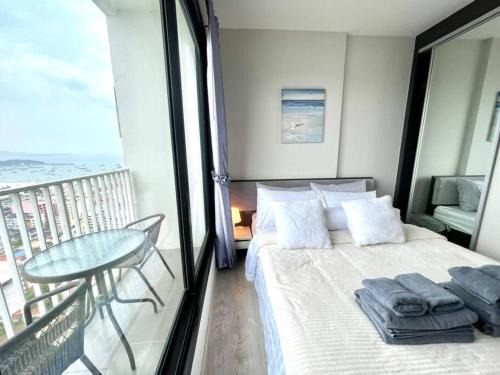 Pattaya Bay Apartment | The Base Central PATTAYA Long Balcony King-Bed with Infinity Pool & Free Netflix
