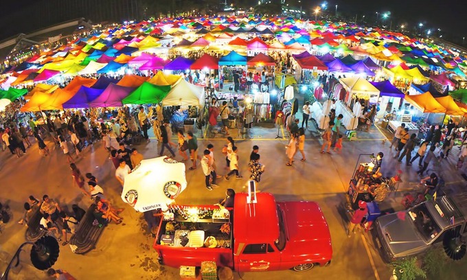 Ratchadaphisek House | Train Night Market to 2min & MRT to 3min, big House, popular restaurants & cafes