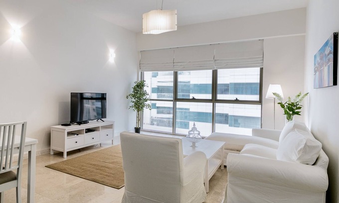 Al Barsha 1 Apartment | Walking Distance from Mall of the Emirates!