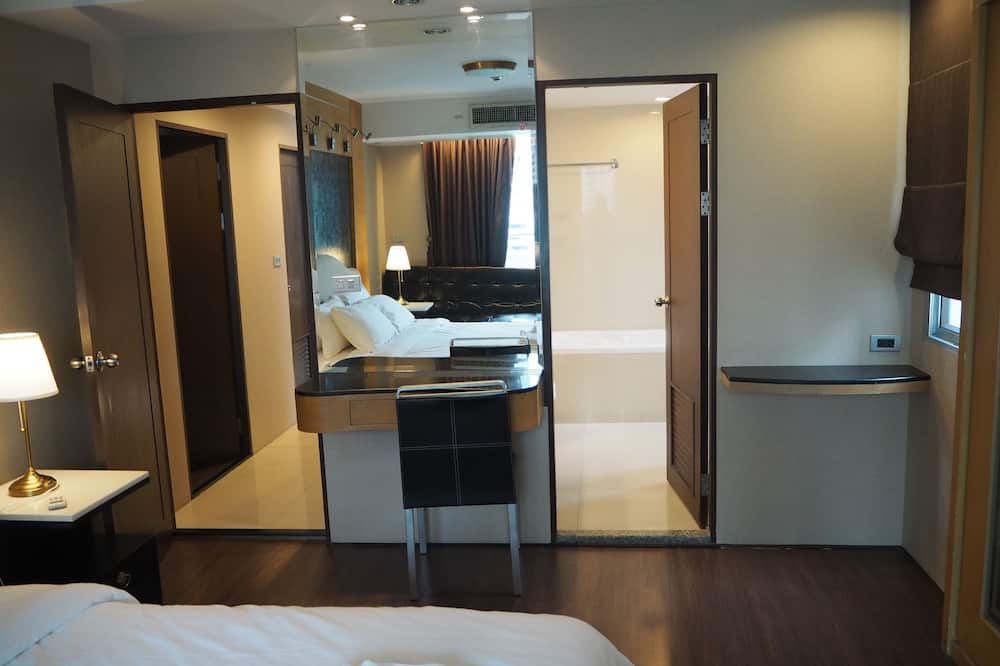 Photo of Bedroom in Khlong Toei Nuea
