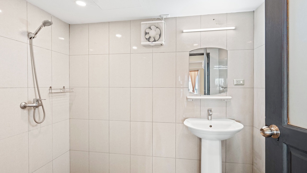 Photo of Bathroom in Maret
