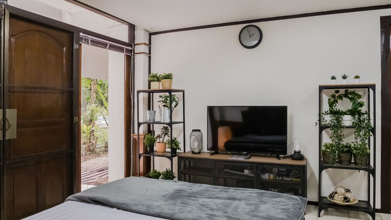 Photo of Bedroom in Samsen Nai