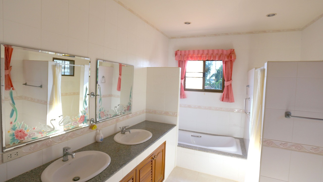 Photo of Bathroom in Na Kluea