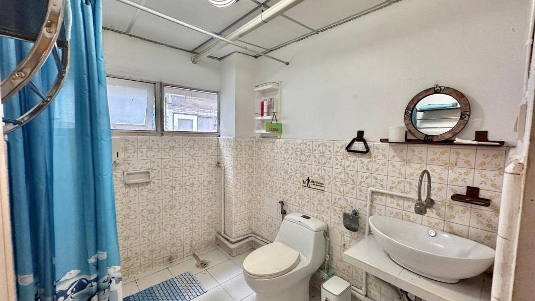 Photo of Bathroom in Wat Sam Phraya
