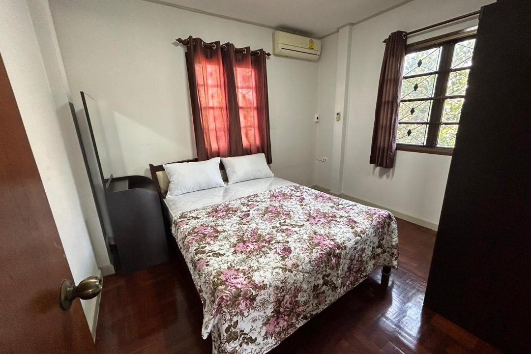 Photo of Bedroom in Khanna Yao