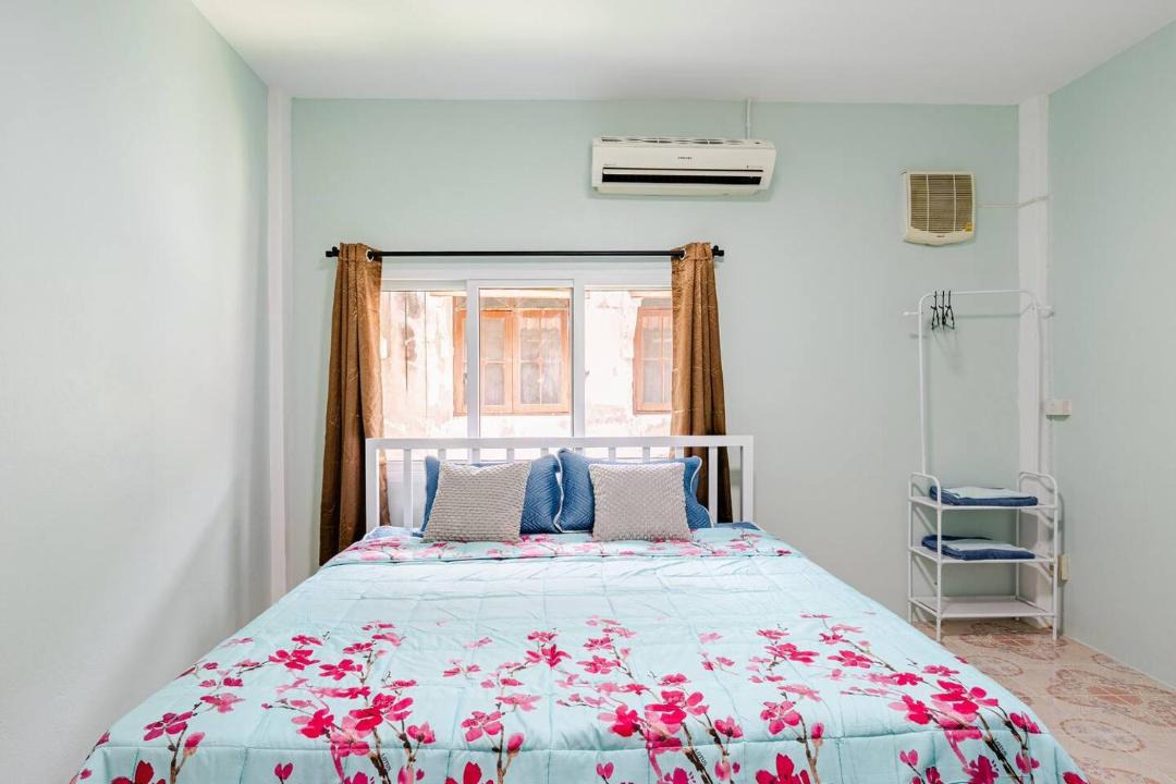 Photo of Bedroom in Khanna Yao