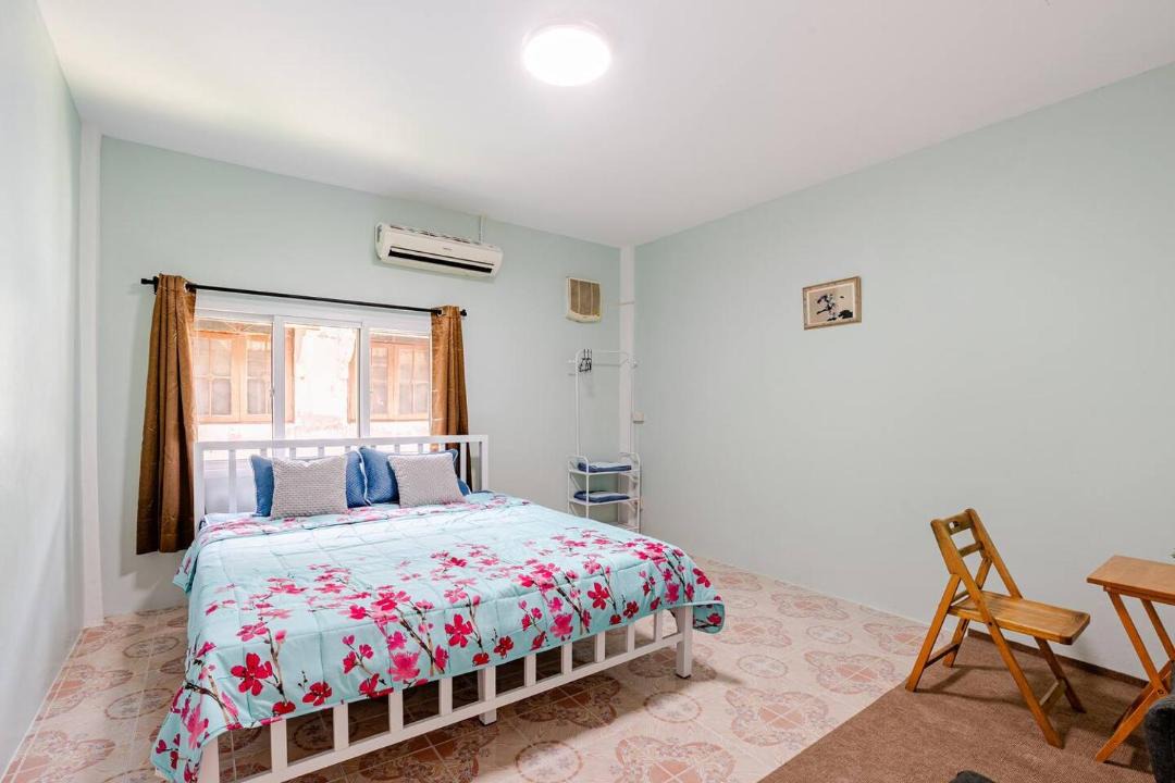 Photo of Bedroom in Khanna Yao
