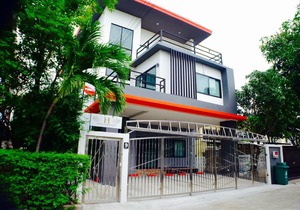 4 Bedroom House at Skytrain