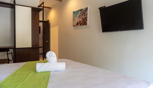 Deluxe Studio Suite, 1 King Bed, Balcony