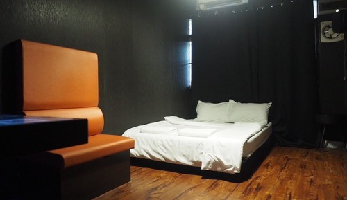 Basic Single Room, 1 Queen Bed, Shared Bathroom