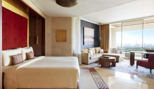 Raffles Club Room with Terrace, Skyline View & Club Lounge Access - including Daily Breakfast, Evening Drinks & Canapes