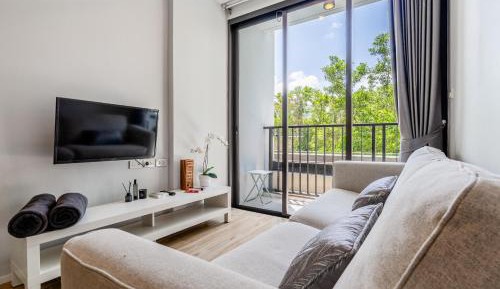 One-Bedroom Apartment with Pool View