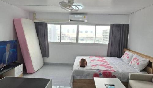 Deluxe One-Bedroom Apartment